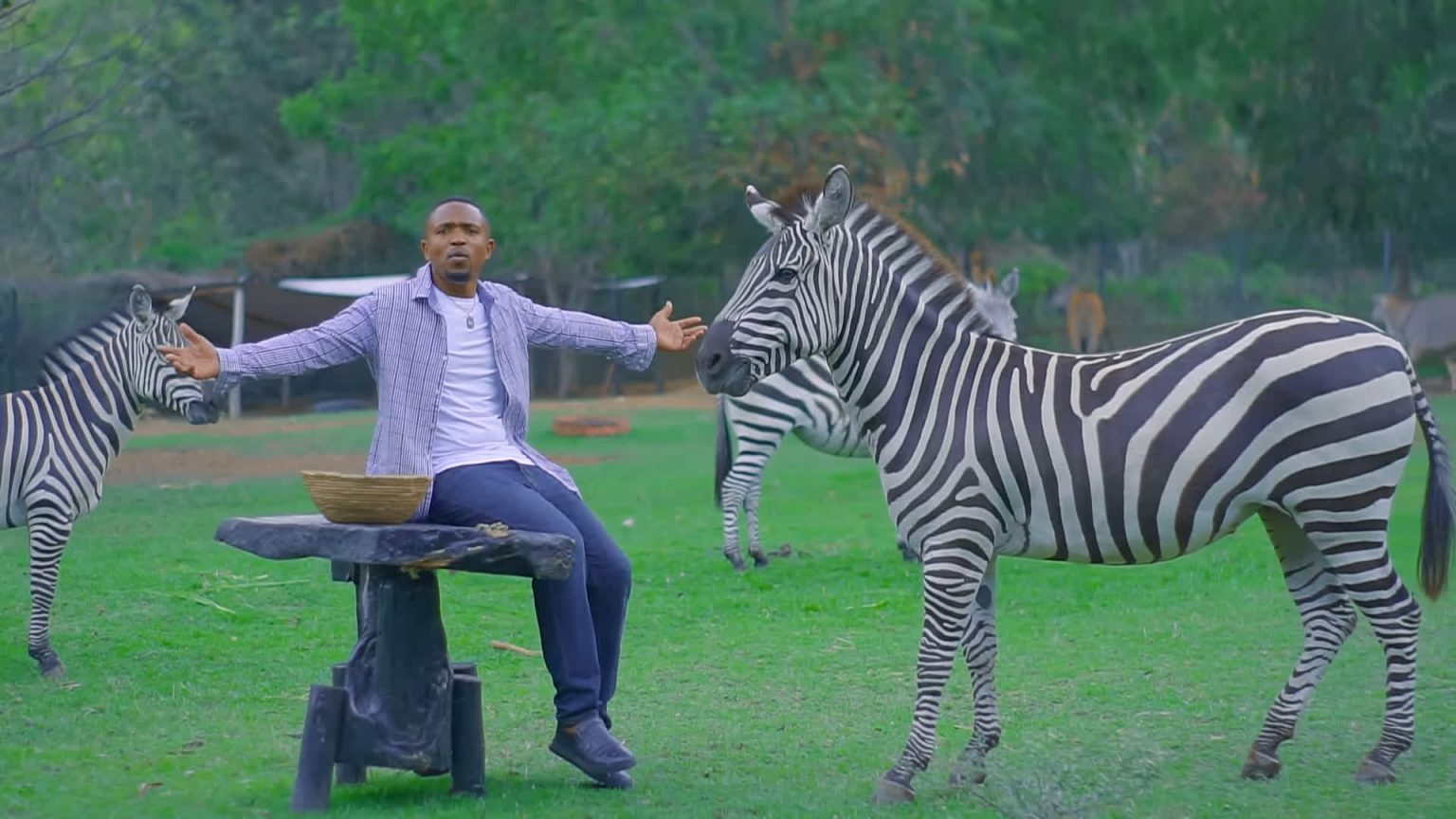 Music Video : Alex Herman – Nishike Mkono
